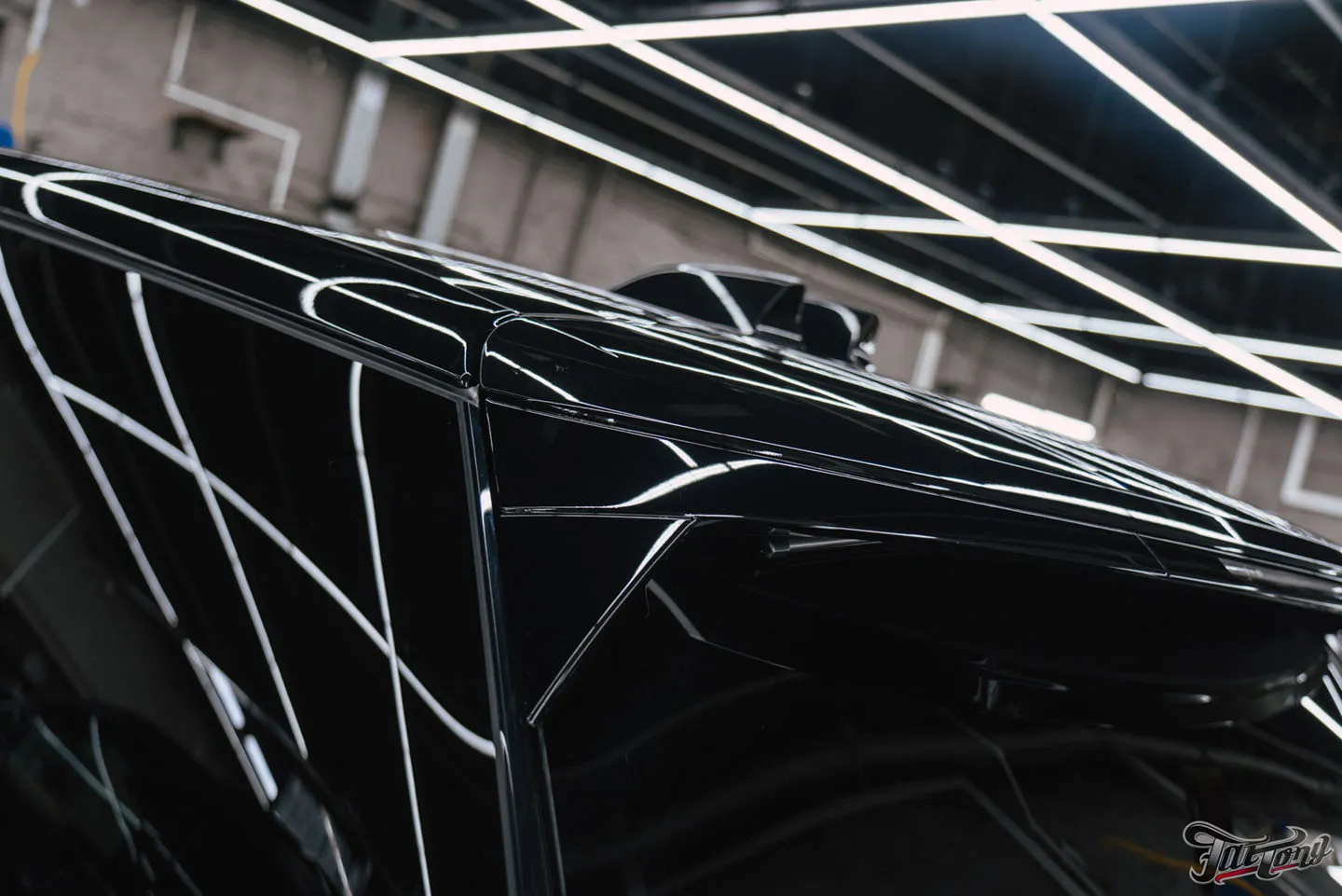 Защитили Range Rover Autobiography прозрачным глянцевым полиуретаном и оклеили панель и экран в салоне